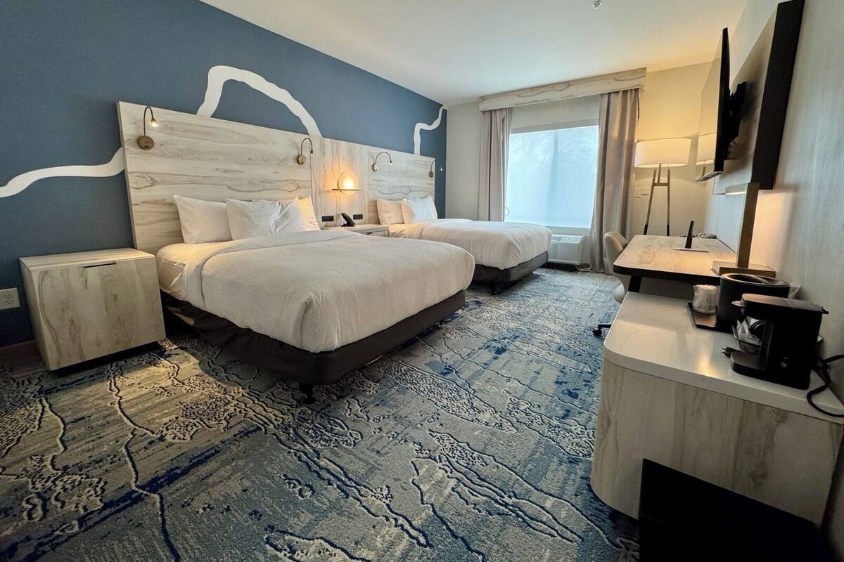 Escritorio, espacio para trabajar con laptop y cortinas blackout