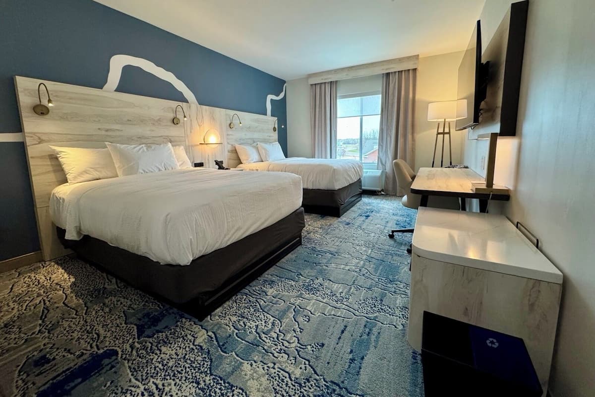 Escritorio, espacio para trabajar con laptop y cortinas blackout