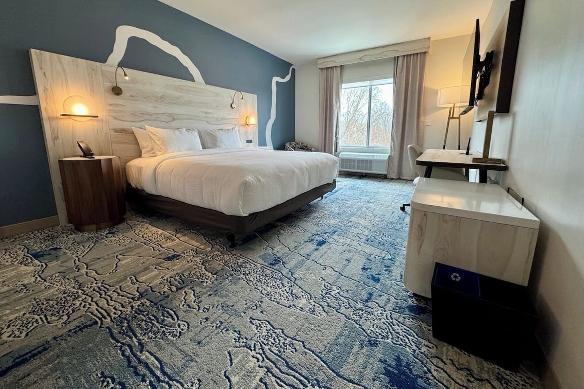 Habitación estándar, 1 cama King size, para no fumadores (Mobility Accessible, Tub) | Escritorio, espacio para trabajar con laptop y cortinas blackout