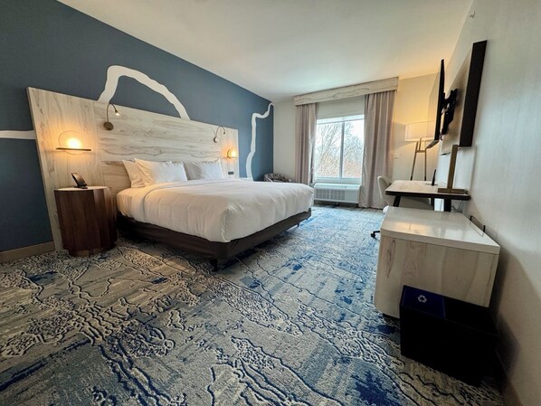 Standaard kamer, 1 kingsize bed, niet-roken (Mobility Accessible, Tub) | Een bureau, een laptopwerkplek, verduisterende gordijnen