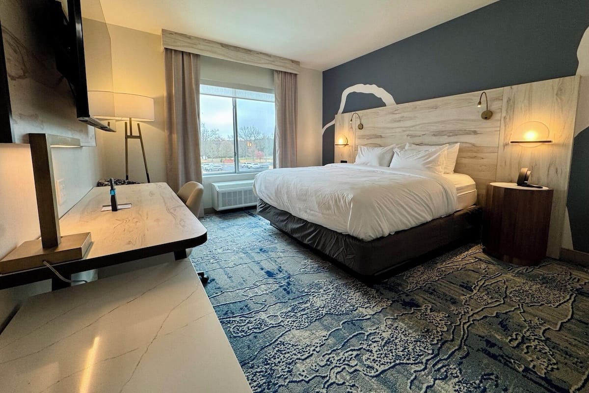 Escritorio, espacio para trabajar con laptop y cortinas blackout