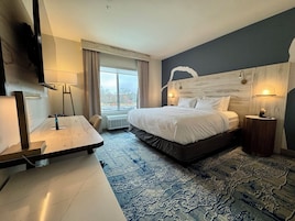 Escritorio, espacio para trabajar con laptop y cortinas blackout