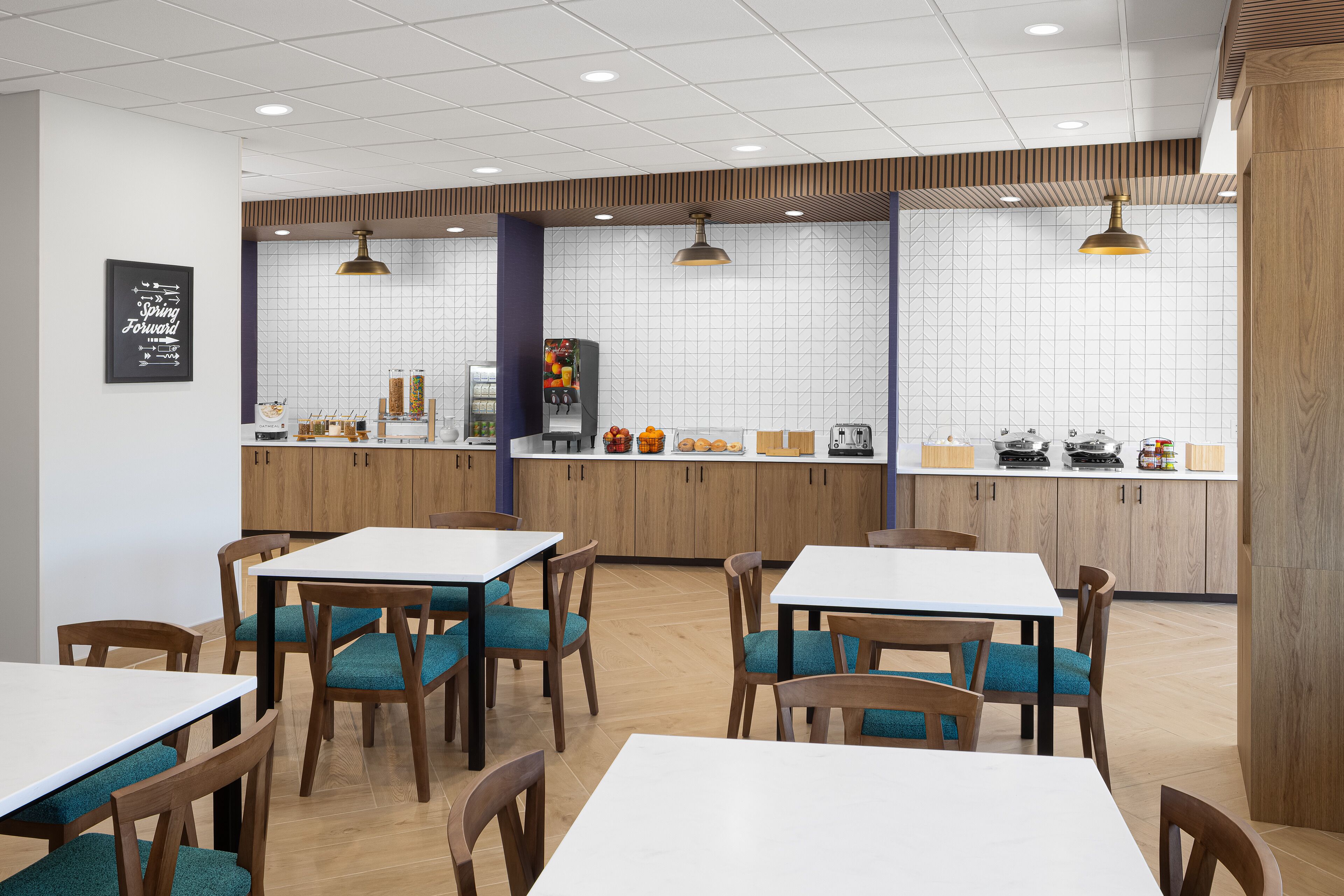 朝食 (コンチネンタル ブレックファスト)、毎日提供 (無料)