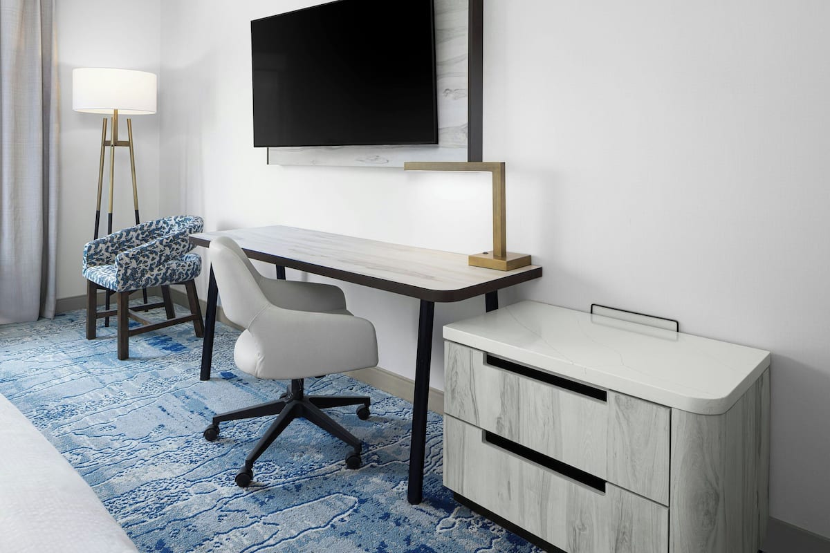 Escritorio, espacio para trabajar con laptop y cortinas blackout