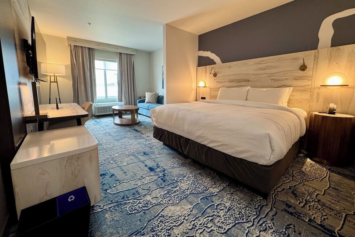 Escritorio, espacio para trabajar con laptop y cortinas blackout