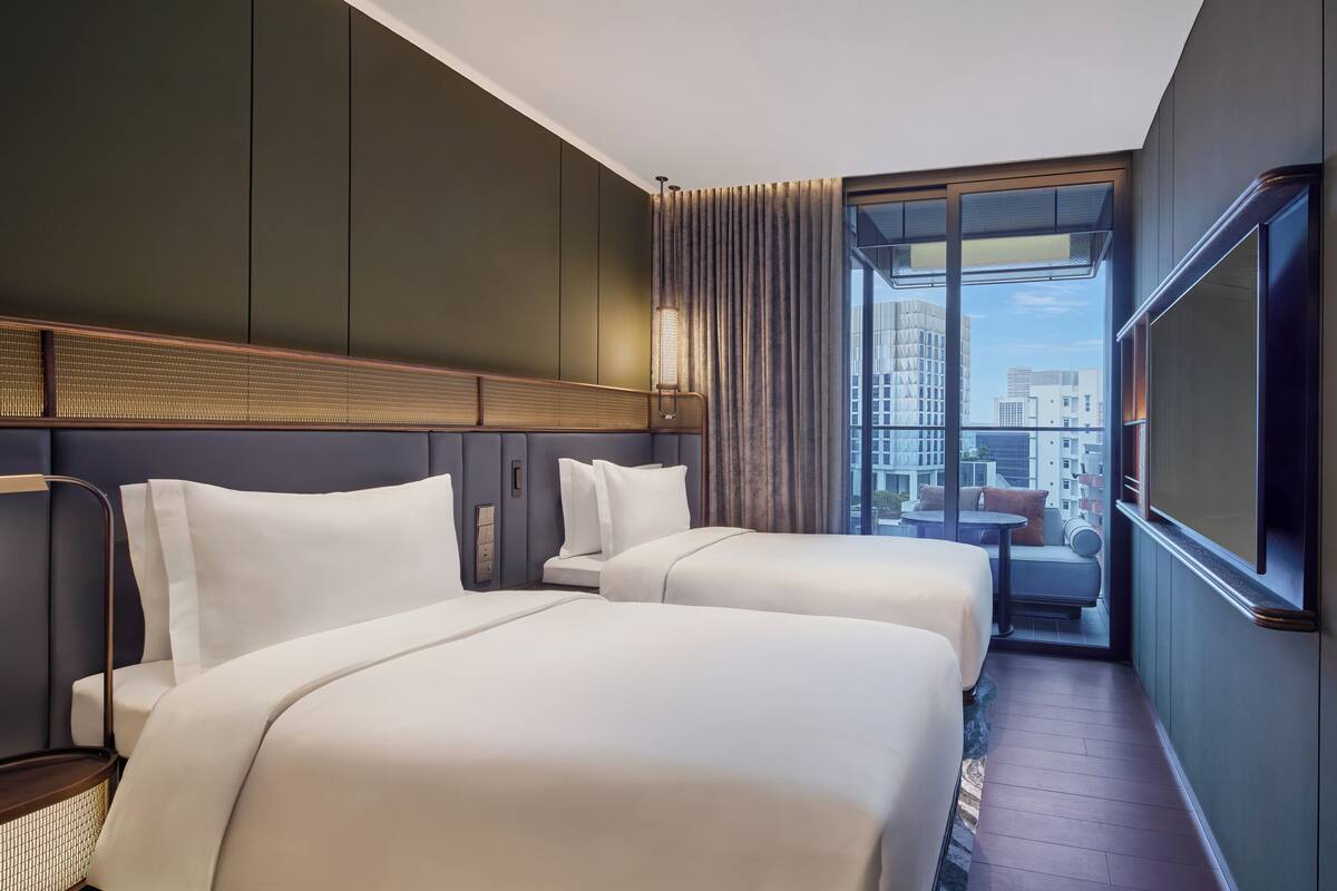 Habitación superior, 2 camas individuales, balcón | Minibar (con algunos artículos gratuitos), caja fuerte, cunas gratuitas