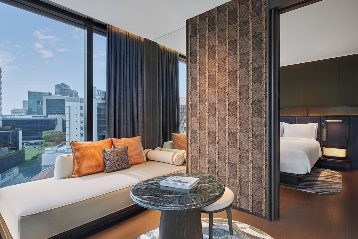 Suite, 1 habitación, balcón, vistas a la ciudad | Minibar (con algunos artículos gratuitos), caja fuerte, cunas gratuitas