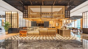 Un moderno vestíbulo de hotel con piso a cuadros, una recepción y un área de estar.