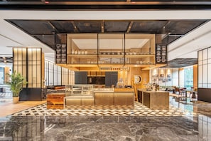 Un moderno vestíbulo de hotel con piso a cuadros, una recepción y un área de estar.