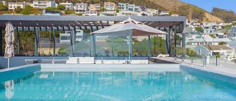 Piscine extérieure, parasols, chaises longues