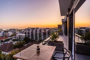 Departamento, balcón, vista a la ciudad | Restaurante al aire libre