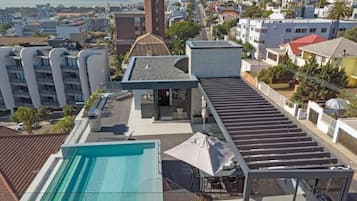 Utendørsbasseng, bassengparasoller og solsenger