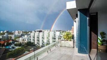 Leilighet, balkong, byutsikt | Overnattingsstedets uteområder