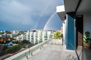 Leilighet, balkong, byutsikt | Overnattingsstedets uteområder