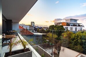 Apartamento, balcón, vistas a la ciudad | Restaurante al aire libre