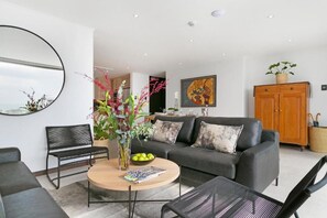 Apartamento, balcón, vistas a la ciudad | Zona de estar