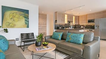 Leilighet, balkong, byutsikt | Oppholdsområde