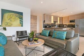 Leilighet, balkong, byutsikt | Oppholdsområde