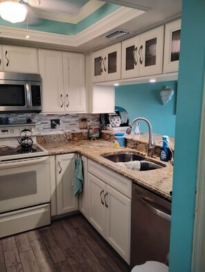 Microwave, oven, stovetop, dishwasher - Welcome To Island Time! The Mantra of Pine Island! (Bokeelia)