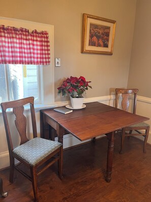 Dining - Charming 4-bedroom house in peaceful Cedarville perfect for families (Cedarville)