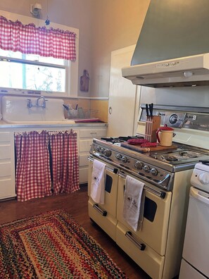 Private kitchen - Charming 4-bedroom house in peaceful Cedarville perfect for families (Cedarville)