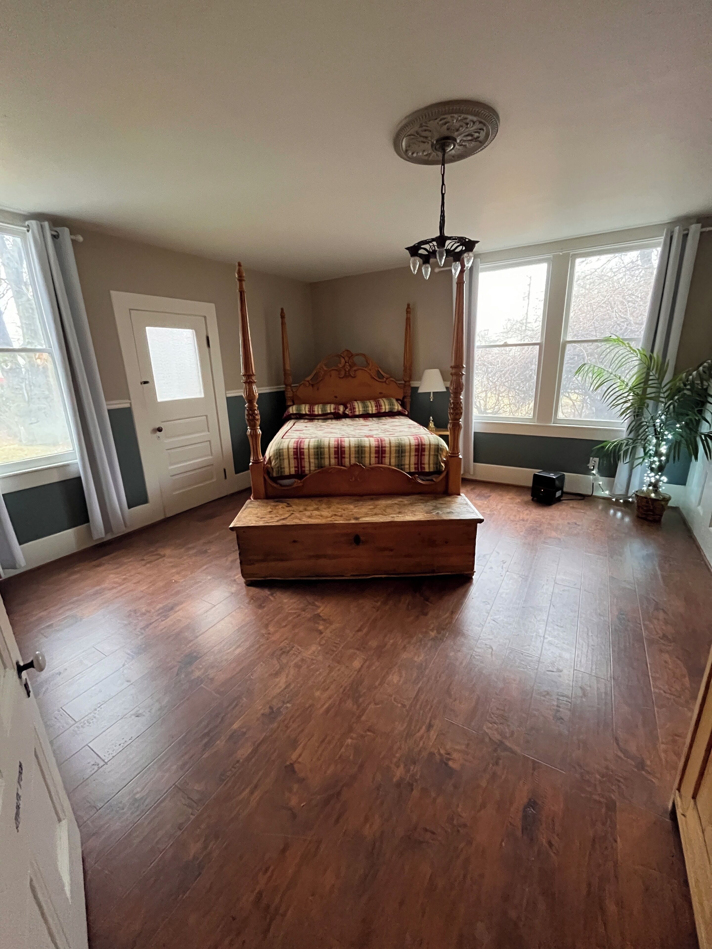 4 habitaciones, tabla de planchar con plancha, wifi y ropa de cama 