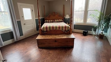 4 habitaciones, tabla de planchar con plancha, wifi y ropa de cama