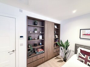 1 bedroom, desk, iron/ironing board, travel cot - Fully Furnished Studio Apt with AC & Lift in St John's Wood near Regent's Park (London)