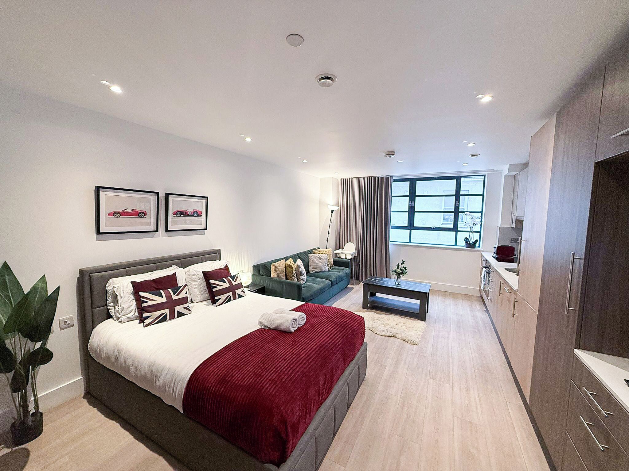 1 habitación, escritorio, tabla de planchar con plancha y cuna de viaje 