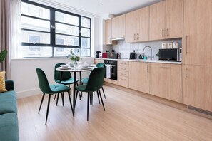 Fridge, microwave, oven, stovetop - Fully Furnished Studio Apt with AC & Lift in St John's Wood near Regent's Park (London)