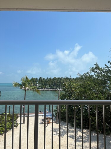 Spacious 1-bedroom villa in fabulous Marathon with Gulf views, kitchen, and pool