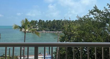 Spacious 1-bedroom villa in fabulous Marathon with Gulf views, kitchen, and pool