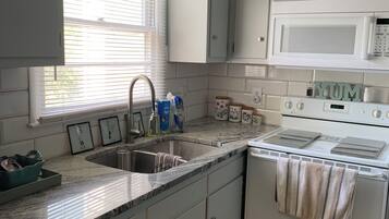 CafetiĂšre/bouilloire, batterie de cuisine, vaisselle et ustensiles