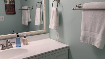 Douche, sĂšche-cheveux, serviettes fournies, papier toilette