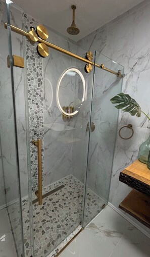 Hair dryer, towels, soap, toilet paper - Oak & stone (Dalton)