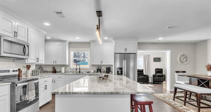 4-bedroom, 2 bath house • Sleeps up to 15 • Columbus, MS • Huge Living Room