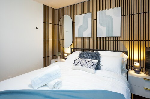 Quiet & Walkable - Stampede, BMO, Nightlife & Eats - Apartment