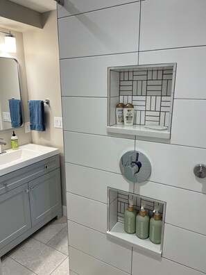 Shower, hair dryer, towels, soap - Garden-Level Studio - Walkable to Downtown Golden (Golden)