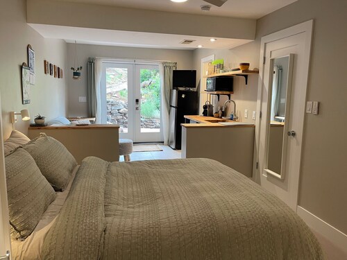 Garden-Level Studio - Walkable to Downtown Golden