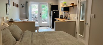 Garden-Level Studio - Walkable to Downtown Golden