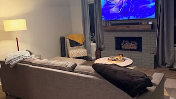 Smart TV, chimenea y impresora