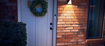 Modern Cozy, Full Home Near OKC – Spacious Getaway with Smart TVs & Fast WIFI