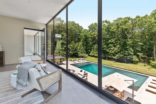 10,000 Sqft Luxury 6 Bed, 7 Bath Glass House in East Hampton NY!