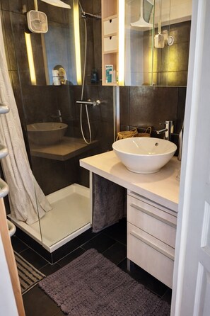 Dusche, Handtücher, Seife, Toilettenpapier