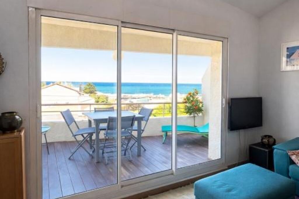 Téléviseur connecté, livres, sélection de musique, chaîne audio