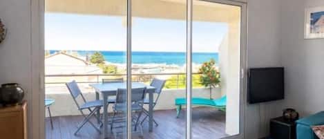 Smart-TV, bøker, musikkbibliotek og stereoanlegg