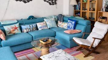 Smart-tv, boeken, een muziekbibliotheek en een stereo