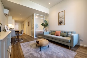 TV - São Bento Luxury Hideaway 2 Bedroom Downtown Porto (Oporto)