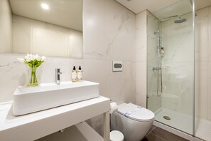 Shower, hair dryer, towels - São Bento Luxury Hideaway 2 Bedroom Downtown Porto (Oporto)