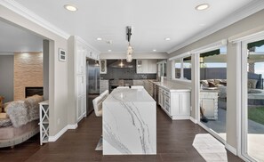 Private kitchen - Luxury Estate Panoramic Oceanview and Golf course Resort style (Rancho Palos Verdes)